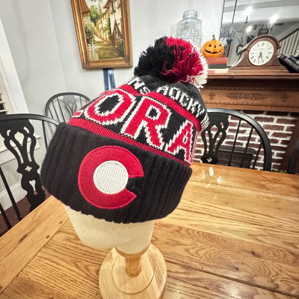 Robin Ruth Colorado Rocky Mountains Beanie Hat Pom Pom Black Red White Knit